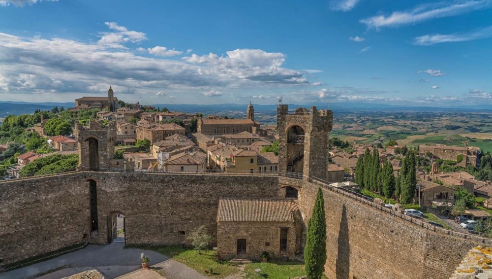 Camminare lungo le mura di Montalcino