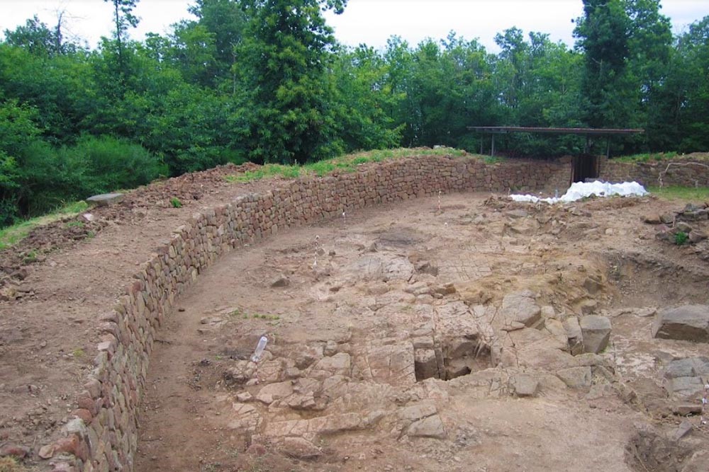 Scavi intorno alle vecchie mura Poggio-Civitella